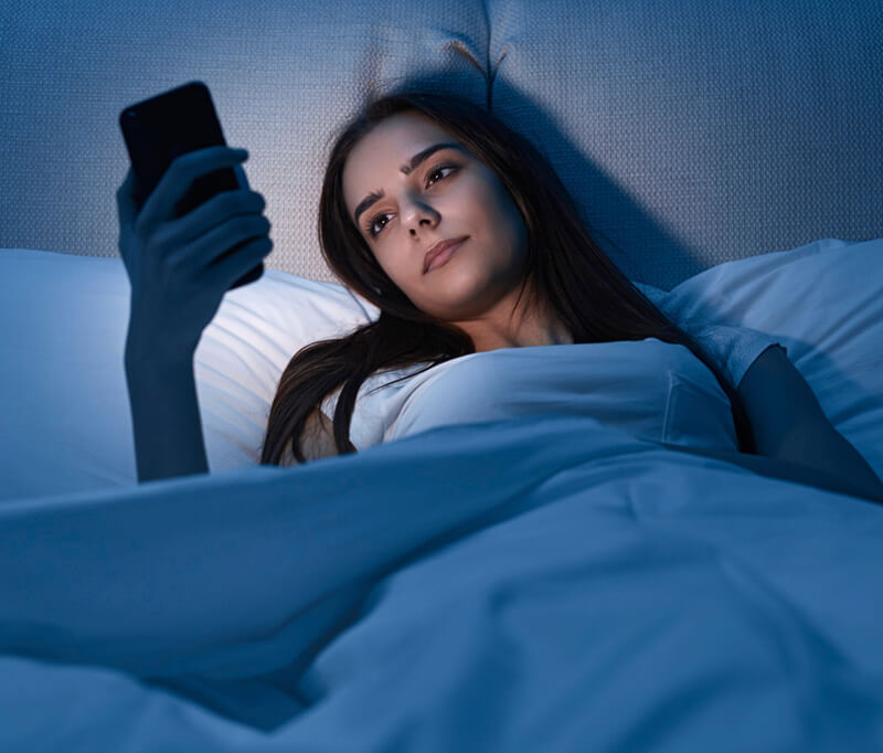 o uso de celular antes de dormir afeta a insônia