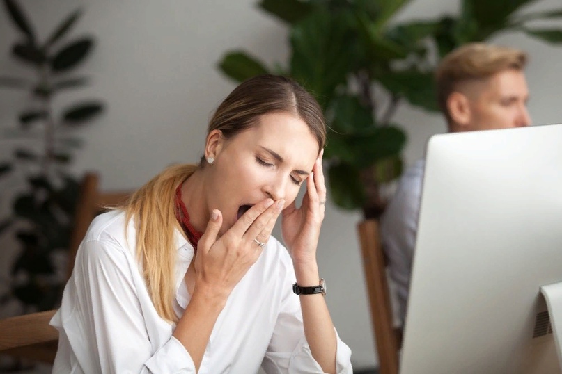 paciente com insônia enfrentando o outro dia de trabalho